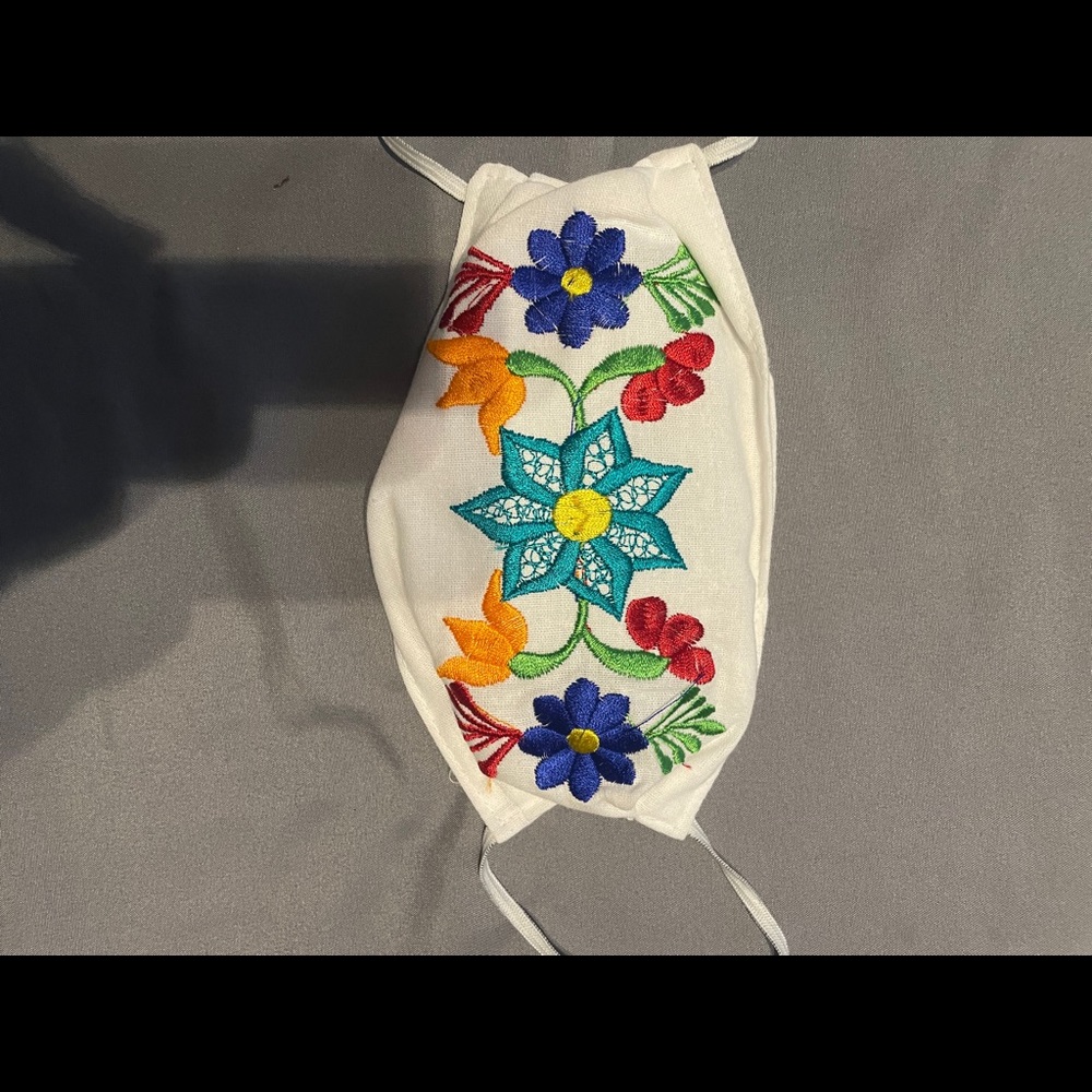 Embroidered face mask - Picture 9 of 12